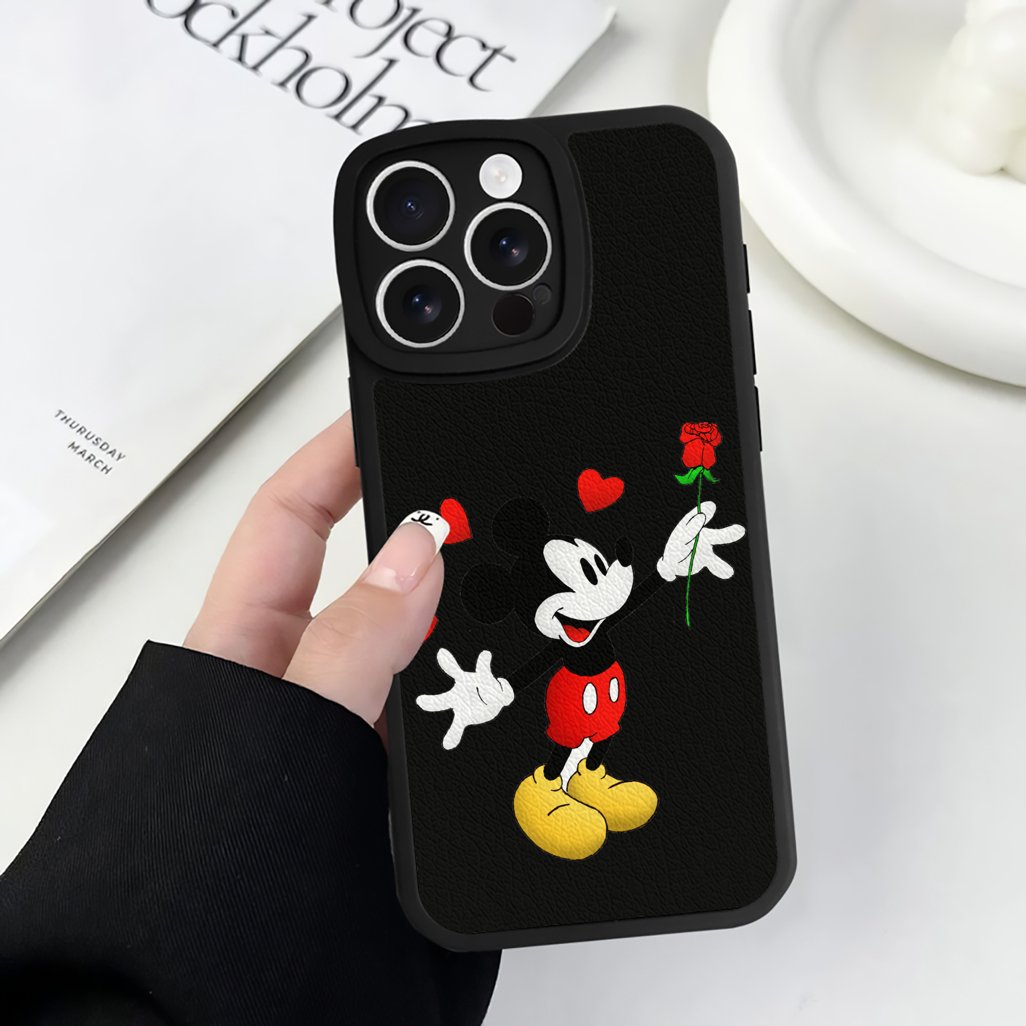 （画像用） ミッキーマウス Mickey Mouse 【iPhone 16シリーズ対応】シリコンスマホケース（レザー調） 材質：シリコン